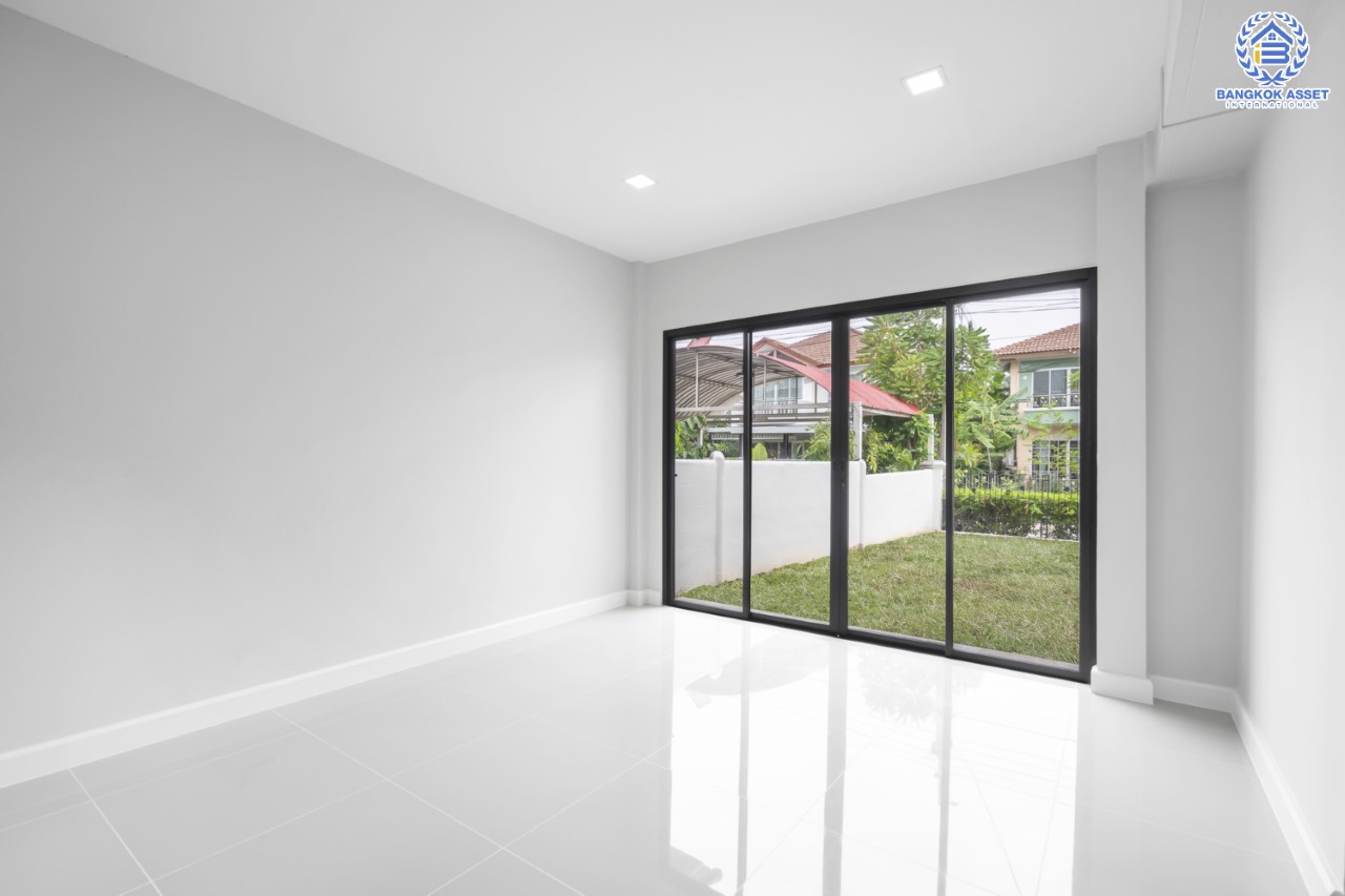 บ้านมือสองตกแต่งใหม่ ม.ศุภาลัยวิลล์ วงแหวน-รัตนาธิเบศร์ เนื้อที่ 54 ตร.ว. ฟังก์ชันจัดเต็ม 4 ห้องนอน 2 ห้องน้ำ 3 ที่จอดรถ ตอบโจทย์ทุกการเข้าอยู่ บนทำเลเดินทางสะดวก ใกล้ ถ.กาญจนาภิเษก เซ็นทรัลเวสต์เกต และรถไฟฟ้า "สถานีคลองบางไผ่